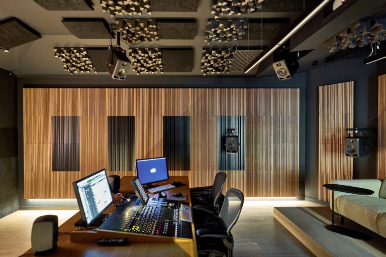 The Belgium TV and movie specialist "Studio MM" is equipped with S-Series monitors for high-quality precision ...